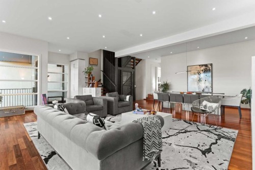 4712 Elbow Drive Sw, Calgary, AB - Indoor Photo Showing Living Room