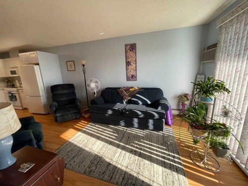 405-1881 17 Street, Didsbury, AB - Indoor Photo Showing Living Room