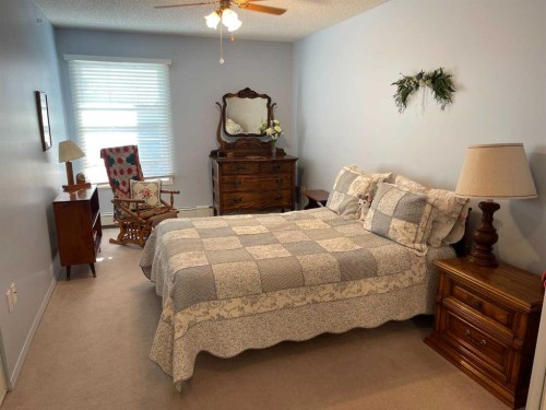 405-1881 17 Street, Didsbury, AB - Indoor Photo Showing Bedroom