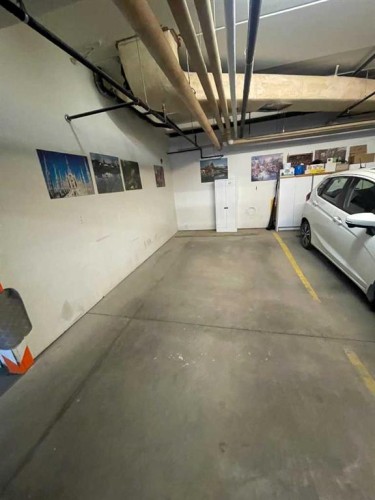 405-1881 17 Street, Didsbury, AB - Indoor Photo Showing Garage