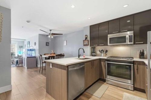 327-510 Edmonton Trail Ne, Calgary, AB - Indoor Photo Showing Kitchen With Upgraded Kitchen