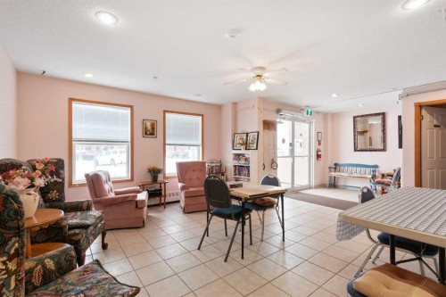202-5026 49 Street, Olds, AB - Indoor Photo Showing Living Room