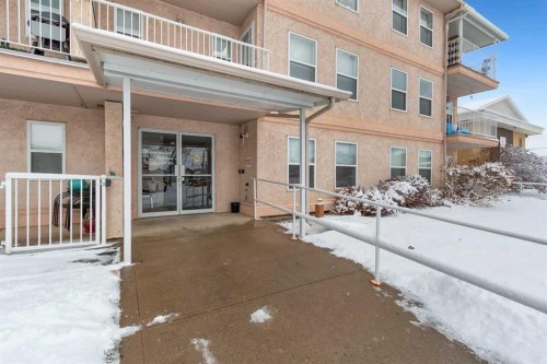 202-5026 49 Street, Olds, AB - Outdoor