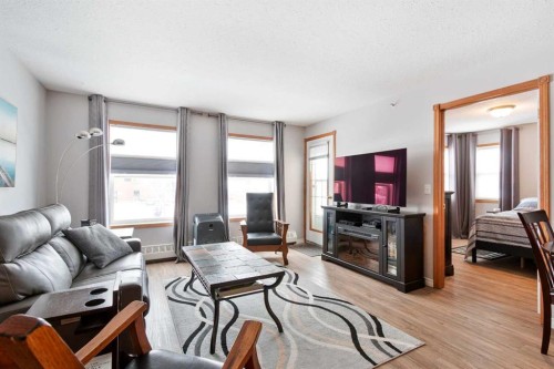 202-5026 49 Street, Olds, AB - Indoor Photo Showing Living Room