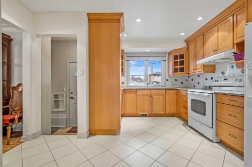 1228 Richland Road Ne, Calgary, AB - Indoor Photo Showing Kitchen