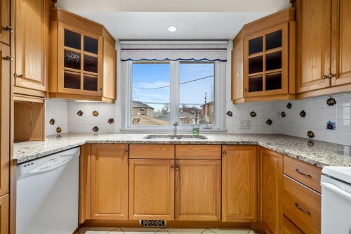1228 Richland Road Ne, Calgary, AB - Indoor Photo Showing Kitchen
