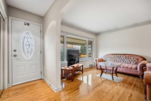 1228 Richland Road Ne, Calgary, AB - Indoor Photo Showing Living Room