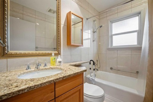 1228 Richland Road Ne, Calgary, AB - Indoor Photo Showing Bathroom