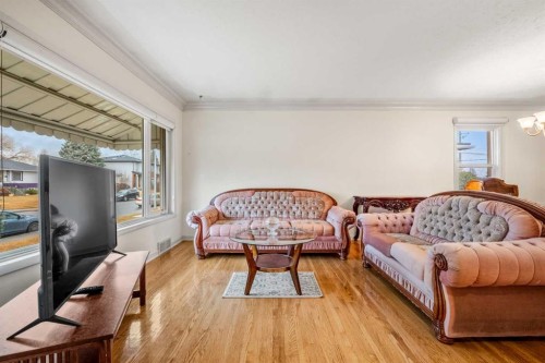 1228 Richland Road Ne, Calgary, AB - Indoor Photo Showing Living Room