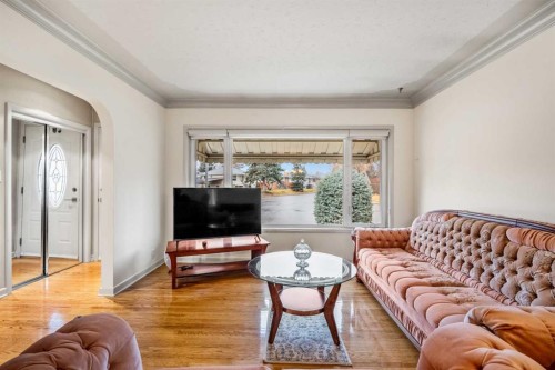 1228 Richland Road Ne, Calgary, AB - Indoor Photo Showing Living Room