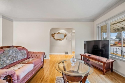 1228 Richland Road Ne, Calgary, AB - Indoor Photo Showing Living Room