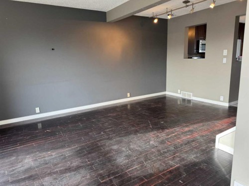 8-220 Erin Mount Crescent Se, Calgary, AB - Indoor Photo Showing Other Room