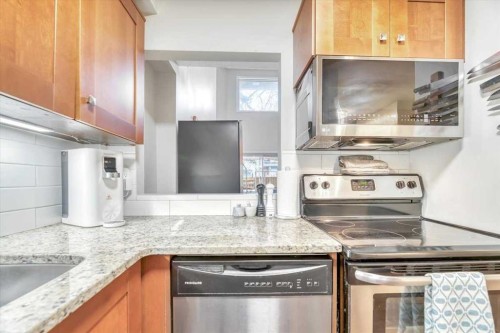 103-1720 13 Street Sw, Calgary, AB - Indoor Photo Showing Kitchen