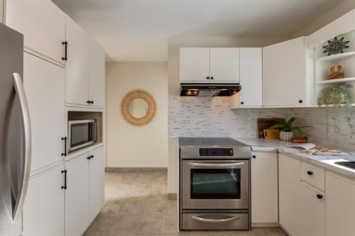 743 Sabrina Road Sw, Calgary, AB - Indoor Photo Showing Kitchen