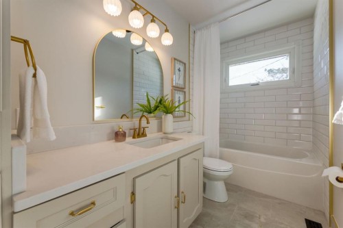 743 Sabrina Road Sw, Calgary, AB - Indoor Photo Showing Bathroom