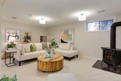 743 Sabrina Road Sw, Calgary, AB - Indoor Photo Showing Living Room
