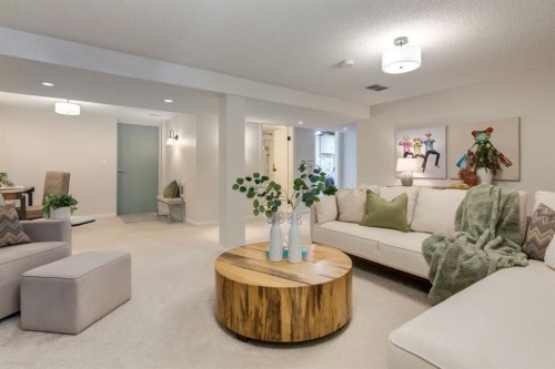 743 Sabrina Road Sw, Calgary, AB - Indoor Photo Showing Living Room