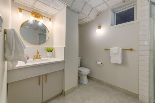 743 Sabrina Road Sw, Calgary, AB - Indoor Photo Showing Bathroom