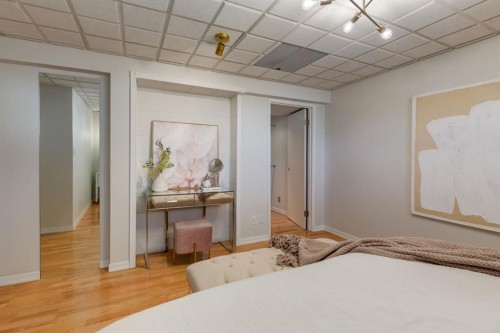 743 Sabrina Road Sw, Calgary, AB - Indoor Photo Showing Bedroom