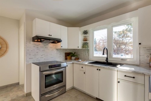 743 Sabrina Road Sw, Calgary, AB - Indoor Photo Showing Kitchen