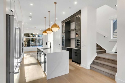 452 22 Avenue Ne, Calgary, AB - Indoor Photo Showing Kitchen With Upgraded Kitchen