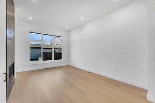 452 22 Avenue Ne, Calgary, AB - Indoor Photo Showing Other Room