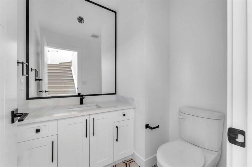 452 22 Avenue Ne, Calgary, AB - Indoor Photo Showing Bathroom