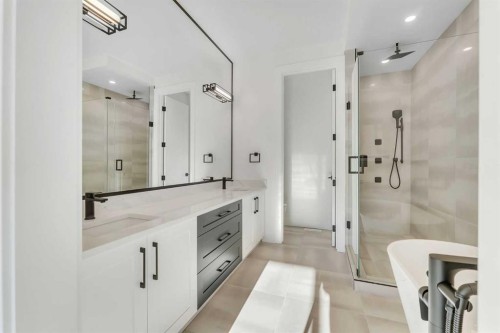 452 22 Avenue Ne, Calgary, AB - Indoor Photo Showing Bathroom