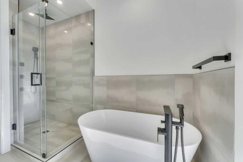 452 22 Avenue Ne, Calgary, AB - Indoor Photo Showing Bathroom