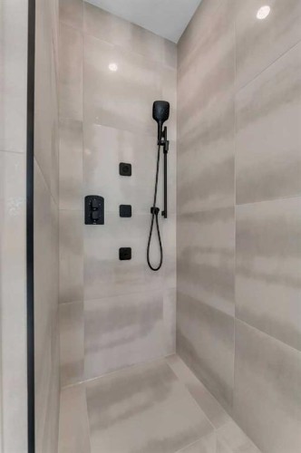 452 22 Avenue Ne, Calgary, AB - Indoor Photo Showing Bathroom