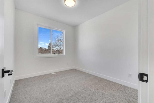 452 22 Avenue Ne, Calgary, AB - Indoor Photo Showing Other Room