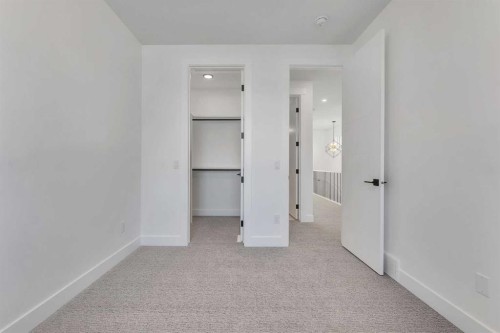 452 22 Avenue Ne, Calgary, AB - Indoor Photo Showing Other Room