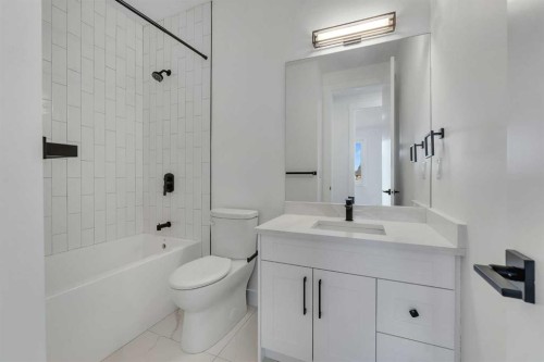 452 22 Avenue Ne, Calgary, AB - Indoor Photo Showing Bathroom