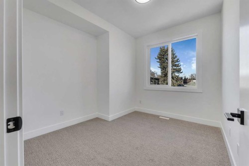 452 22 Avenue Ne, Calgary, AB - Indoor Photo Showing Other Room