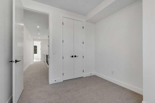 452 22 Avenue Ne, Calgary, AB - Indoor Photo Showing Other Room