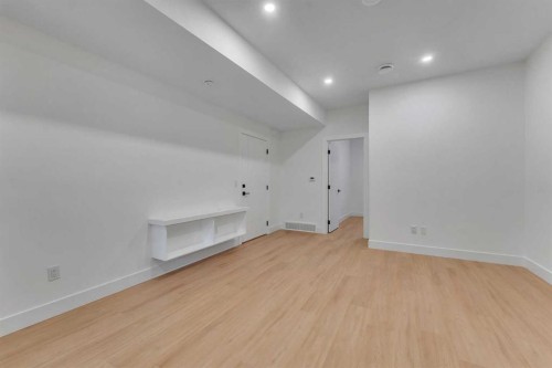 452 22 Avenue Ne, Calgary, AB - Indoor Photo Showing Other Room