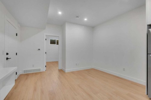 452 22 Avenue Ne, Calgary, AB - Indoor Photo Showing Other Room