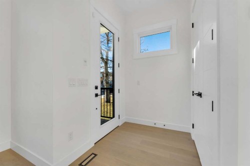 452 22 Avenue Ne, Calgary, AB - Indoor Photo Showing Other Room