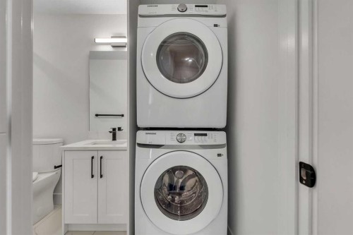 452 22 Avenue Ne, Calgary, AB - Indoor Photo Showing Laundry Room