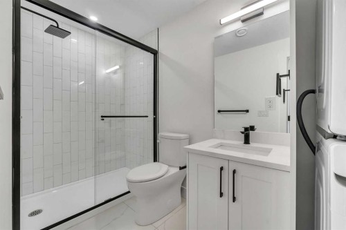452 22 Avenue Ne, Calgary, AB - Indoor Photo Showing Bathroom