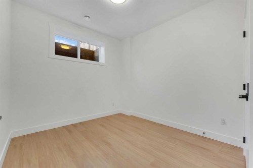 452 22 Avenue Ne, Calgary, AB - Indoor Photo Showing Other Room