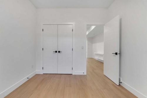 452 22 Avenue Ne, Calgary, AB - Indoor Photo Showing Other Room