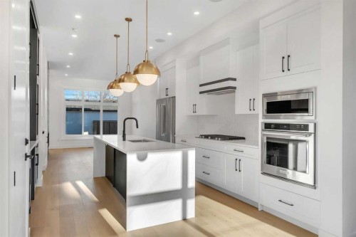 452 22 Avenue Ne, Calgary, AB - Indoor Photo Showing Kitchen With Upgraded Kitchen