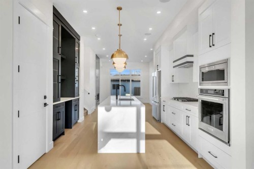 452 22 Avenue Ne, Calgary, AB - Indoor Photo Showing Kitchen With Upgraded Kitchen