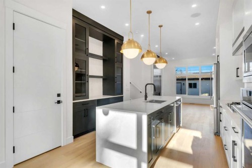 452 22 Avenue Ne, Calgary, AB - Indoor Photo Showing Kitchen With Upgraded Kitchen