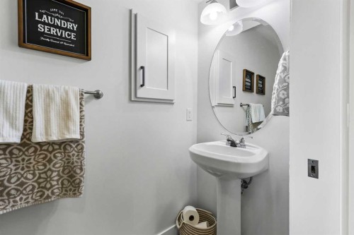 100 Hillcrest Boulevard, Strathmore, AB - Indoor Photo Showing Bathroom