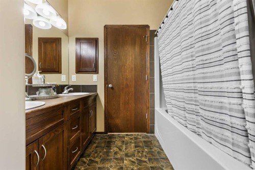 100 Hillcrest Boulevard, Strathmore, AB - Indoor Photo Showing Bathroom