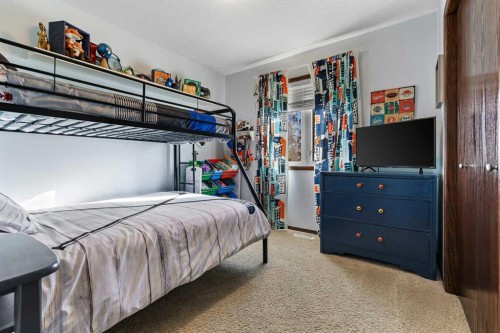 100 Hillcrest Boulevard, Strathmore, AB - Indoor Photo Showing Bedroom