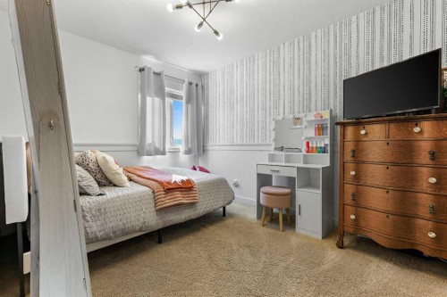 100 Hillcrest Boulevard, Strathmore, AB - Indoor Photo Showing Bedroom
