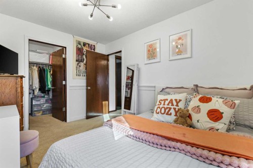 100 Hillcrest Boulevard, Strathmore, AB - Indoor Photo Showing Bedroom